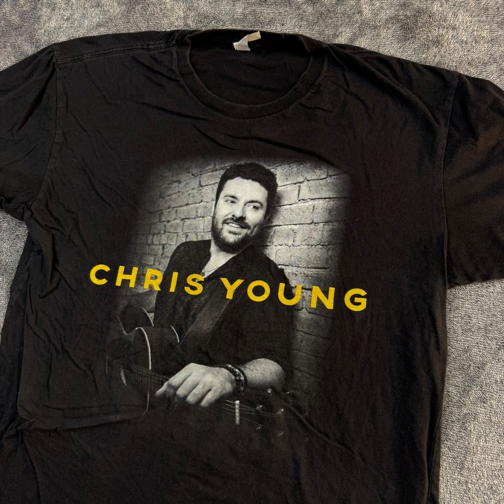 Chris Young T Shirt Mens L Black Raised on Country World Tour 2019 Graphic Tee